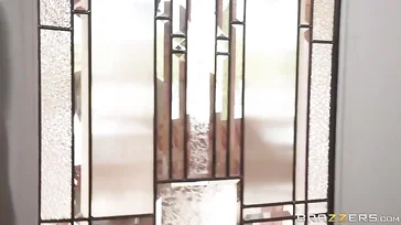 Sie kommt, um mir ein Paket zu überbringen, und am Ende ficke ich sie.
