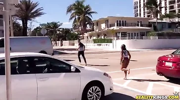 La negra es bien flexible para comerse esta buena polla..