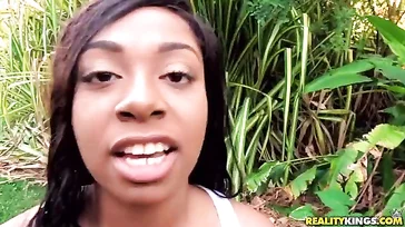 La negra es bien flexible para comerse esta buena polla..