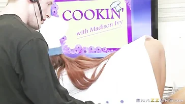 Chefköchin Madison Ivy fickt einen Produktionstyp