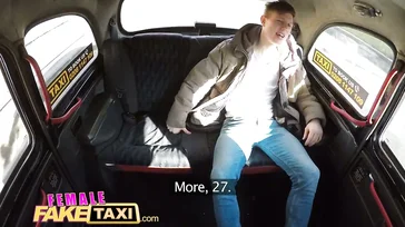 Die reife Taxifahrerin, die anfängt, mit ihren Kunden zu ficken