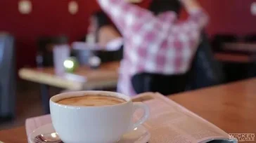 Asa Akira si diverte mentre mangia un bel cazzo
