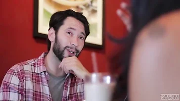 Asa Akira si diverte mentre mangia un bel cazzo