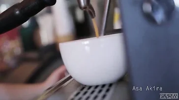 Asa Akira si diverte mentre mangia un bel cazzo