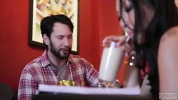 Asa Akira si diverte mentre mangia un bel cazzo