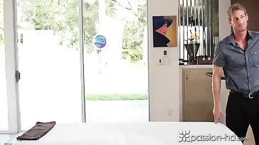 Natalia Starr não consegue resistir ao pau desse massagista.