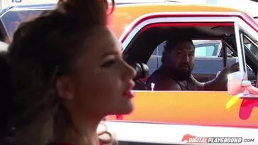 Enquanto ela vence a corrida, a loira fode um magnata das corridas