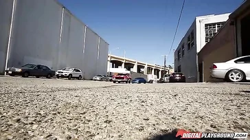 Enquanto ela vence a corrida, a loira fode um magnata das corridas