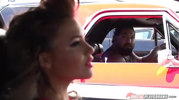 Enquanto ela vence a corrida, a loira fode um magnata das corridas