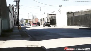 Enquanto ela vence a corrida, a loira fode um magnata das corridas