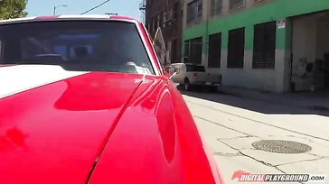 Enquanto ela vence a corrida, a loira fode um magnata das corridas