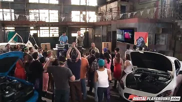 Enquanto ela vence a corrida, a loira fode um magnata das corridas