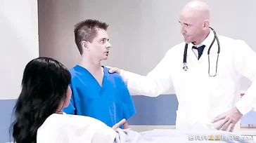 Was für einen Fick der Arzt der vollbusigen Patientin verpasst, großartig!