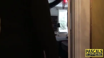 Esta madura es humillada y follada con mucha fuerza, joder!
