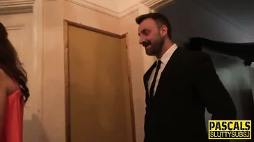 Esta madura es humillada y follada con mucha fuerza, joder!