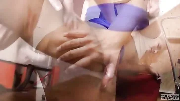 En la audición de bailarinas ella es la más golfa, se nota, verdad?