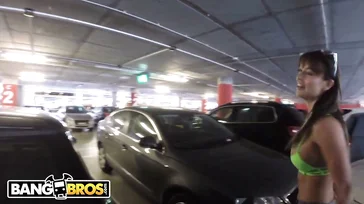 Franceska Jaimes wird auf dem Flughafenparkplatz gefickt