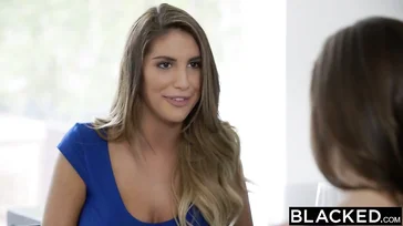 L'uomo di colore lavora con entrambe, una è la sua ragazza e l'altra è la cognata.