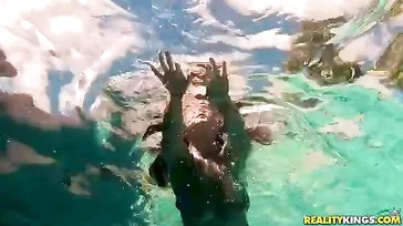 Ich lade die Nachbarin zum Pool ein, sie ist so schwanzgeil.