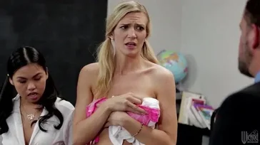 El profesor se pone a embestir a estas dos mujeres tan cachondas..