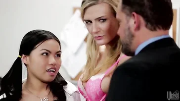 El profesor se pone a embestir a estas dos mujeres tan cachondas..