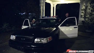 Olha o quanto essa mulher gosta de um policial, como isso a excita...