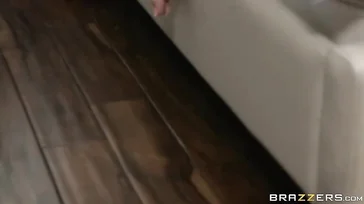 Ich erwische meine Schwiegermutter beim Masturbieren ihrer gesamten Muschi