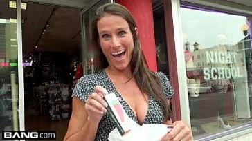Die reife Sofie Marie wird gefickt und bekommt eine große Gesichtsbehandlung
