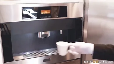 O mordomo joga água em mim, todos os meus mamilos estão aparecendo, droga!