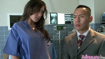 A enfermeira trai o marido com uma paciente.