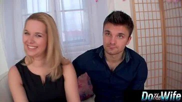 Mon mari s'amuse avec son ami quand il me baise fort