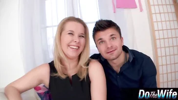 Mon mari s'amuse avec son ami quand il me baise fort