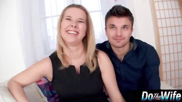 Mon mari s'amuse avec son ami quand il me baise fort