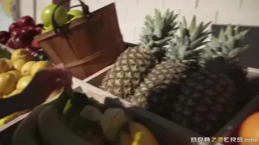 Mme Alexis Fawx baise ce vendeur de fruits séduisant