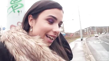 Mira Cuckold se presenteia com um amigo