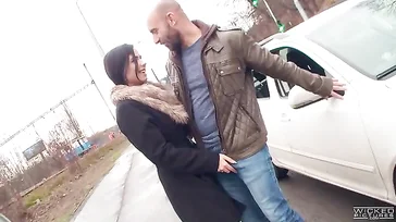 Mira Cuckold se presenteia com um amigo