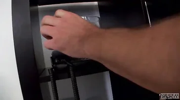 Mira Cuckold se presenteia com um amigo