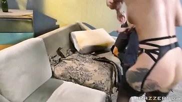 Kleio Valentien muito bêbado e transando quando a festa acaba.