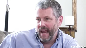 Ele não acredita que sua esposa possa transar com seu amigo.