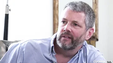 Ele não acredita que sua esposa possa transar com seu amigo.