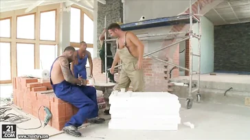 Die Arbeiter geben der Dame des Hauses einen guten Fick