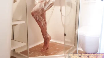 Deutsche Prostituierte nimmt uns mit unter die Dusche, was für ein Körper!