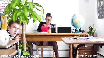 A jovem aluna treina a professora, uma mulher madura com peitos grandes!