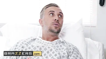 Dr. Alexis Fawx zorgt goed voor patiënt Keiran Lee