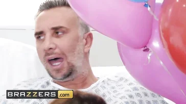 Dr. Alexis Fawx zorgt goed voor patiënt Keiran Lee