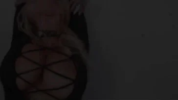 Diese erstaunliche Blondine beginnt, einen schönen Dildo zu lutschen