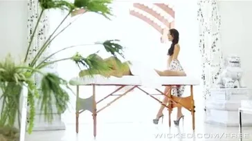 La masajista Asa Akira termina con una buena follada de ojete!