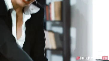 Xander Corvus abusando de sua secretária, ela é Britney Amber