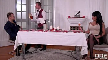 Valentina Ricci wird von ihrem Mann und ihrem Kellner gefickt.