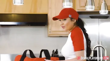 La repartidora de pizzas saborea la polla de su cliente..